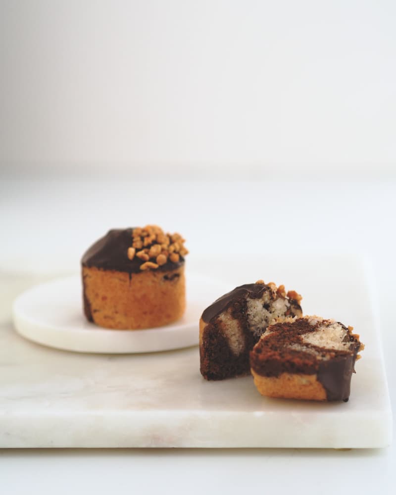 Primer plano de un bizcocho vegano tierno con chocolate y vanilla.