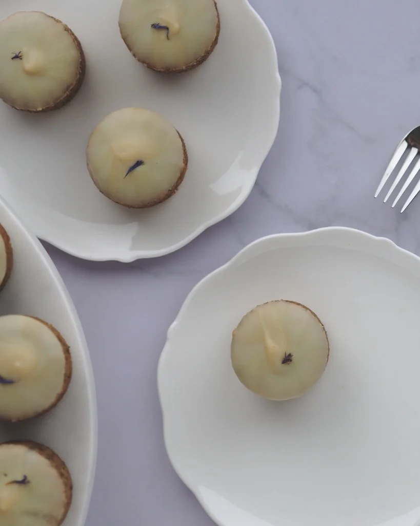Mini cakes veganos Earl Grey para eventos y celebraciones en Barcelona Atomic Pastries
